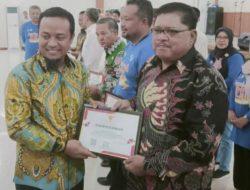 Kadinsos Pinrang Terima Langsung Penghargaan dari Gubernur