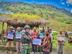 HUT Ke-57 Divisi Infanteri 1 Kostrad : Prajurit Galuh Taruna Bagikan Sembako dan Alkitab di Papua Pegunungan