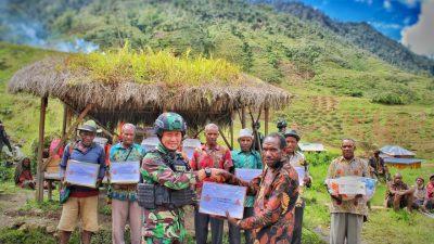 HUT Ke-57 Divisi Infanteri 1 Kostrad : Prajurit Galuh Taruna Bagikan Sembako dan Alkitab di Papua Pegunungan