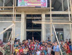Satgas Pamtas Yonif 645/Gardatama Yudha Bagikan Bingkisan Natal dan Buku Bacaan Kepada Anak-Anak Perbatasan