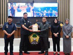 Covid-19 Melandai, Bupati Adnan Serahkan Ranperda Pencabutaan Perda Wajib Masker
