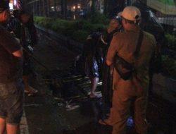 Tak Kenal Waktu, Tengah Malam Satgas DPU Makassar Keruk Drainase Antisipasi Banjir