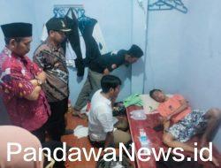 Ketua FKKM dr. Udin Malik Bersama Sekcam Wajo H. Oddang Sambangi Warga yang Sakit