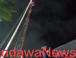 Petugas Damkar Gerak Cepat Ganti Tali Bendera Merah Putih di Kantor DPRD Makassar