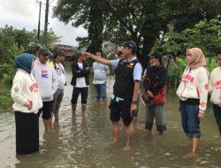 Ketua DPRD Rudianto Lallo Keliling-Bagi Sembako ke Warga Terdampak Banjir di Makassar
