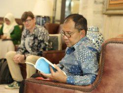 Terima Buku Emmannuel Lemaire, Danny Pomanto: Sejarah Makassar-Perancis Sangat Dekat