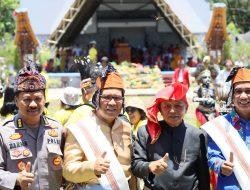 Danny Pomanto Satu Padu dengan Masyarakat Toraja Nikmati Parade 110 Tahun IMT