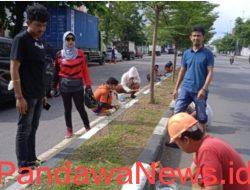 Camat Wajo Pantau Langsung Pengecatan Kanstin dan Median Jalan