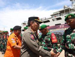 Wali Kota Danny-Panglima TNI Laksamana Yudo Margono Lepas Satgas Pamtas Papua di Makassar