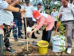 Galakkan Penghijauan, Indira Yusuf Ismail Tanam Pohon Tabebuya untuk Teduhkan Makassar