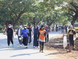 Berjalan Kaki Sepanjang 3 Km, Wakil Wali Kota Makassar Tanam Pohon dan Pantau Aksi Jumat Bersih
