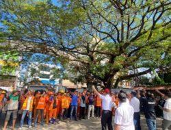 Jaga MTR di Makassar, PLT Camat Bontoala Terjun Langsung Semangati Petugas Kebersihan