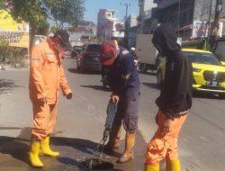 Gerak Cepat Tim Satgas Dinas PU Makassar Mengatasi Jalan Ambruk