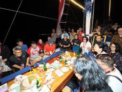 Danny Pomanto dan Arsitek se-ASEAN Nikmati Senja di Pantai Losari dari Kapal Pinisi