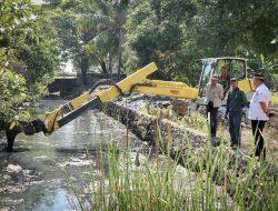 Spyder Excavator dan 2 Unit Armada Dump Truk Dinas PU Makassar Beraksi di Kanal Buloa