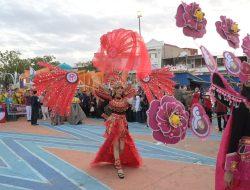 Dekranasda Makassar Pamerkan Lipa ‘Sabbe Hingga Branding Makassar Kota Makan Enak di Karnaval Expo Dekranasda Sulsel 2023