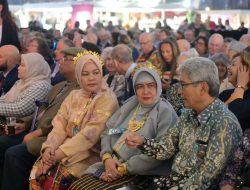 Bikin Bangga! Delegasi Makassar Berkesempatan Antar Wali Kota Den Haag Masuki Area Tong Tong Fair