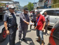 Perumda Parkir Makassar Serahkan Id card Resmi ke Jukir