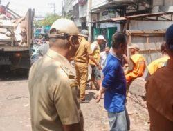 Lurah Parang Layang Awasi Satgas Drainase Dinas PU Makassar Bersihkan Kanal Pasar Cidu