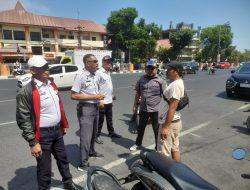 Agak Macet, TRC Perumda Parkir Makassar Menata Parkiran Samping Kampus UNM