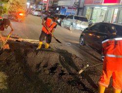 Satgas Sapu Lubang DPU Makassar Melakukan Pemeliharaan Jalan di Jalan Penghibur