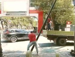 Dinas PU Kota Makassar Cabut Tiang Fiber Optik Tanpa Izin di Jalan Penghibur
