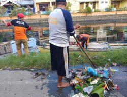 Kolaborasi Lintas Sektoral Kecamatan Mamajang dan DPU Makassar Bersihkan Kanal Jembatan Merah