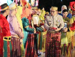 Berdedikasi, Walikota Makassar Anugerahi Penghargaan Pegawai Teladan