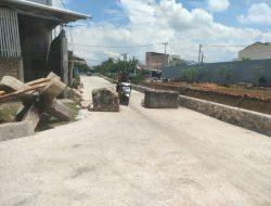 Pasang Palang Beton, PT. KIMA Batasi Akses Jalan Umum Warga Bontoloe