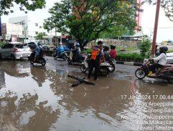 Aksi Heroik, Personil Dishub Kota Makassar Urai Kemacetan di Jalan Berlubang Hertasning