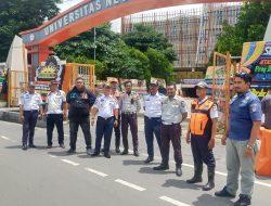 Kabid PKP Irwan Urai Kendaraan Tamu Undangan Pelantikan dan Pengukuhan di Kampus UNM