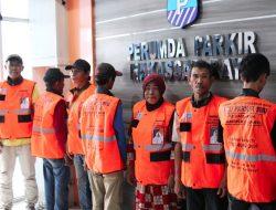 Perumda Parkir Makassar Bagikan Ratusan Rompi Khusus Kecamatan Panakkukang, Permudah Kenali Jukir Resmi