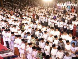Camat Mariso Hadiri Salat Subuh Berjemaah di  Anjungan Pantai Losari Pantai Losari