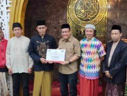 Safari Ramadhan, Sekwan DPRD Serahkan Dana Hibah Pemkot Makassar di Masjid Jannatul Firdaus
