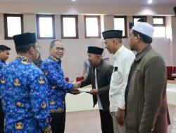Wali Kota Danny Serahkan SK Penetapan kepada Puluhan Imam Kelurahan
