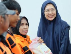 Ketua TP PKK Kota Makassar Melinda Aksa dan Permabudhi Sulsel Gelar Aksi Peduli Kasih untuk Petugas Kebersihan di Makassar