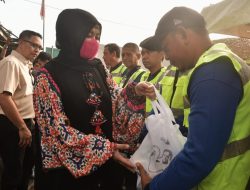 Ketua DPRD Makassar dan Wagub Sulsel Salurkan Ratusan Sembako untuk Pekerja di TPA Tamangapa”