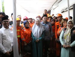 Melinda Aksa Serahkan Paket Sembako untuk Petugas Kebersihan dalam Bakti Sosial HDCI Makassar